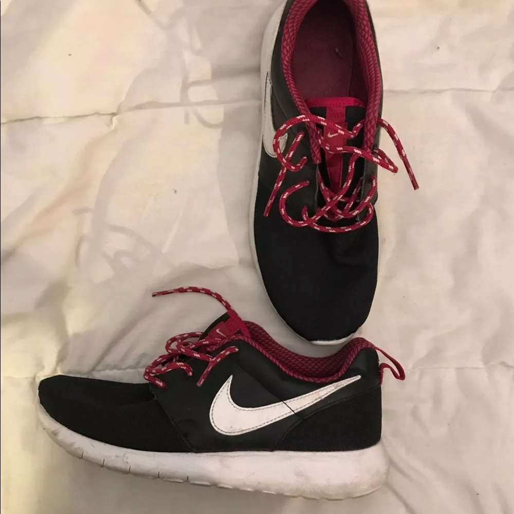 black and white nike roshe runs